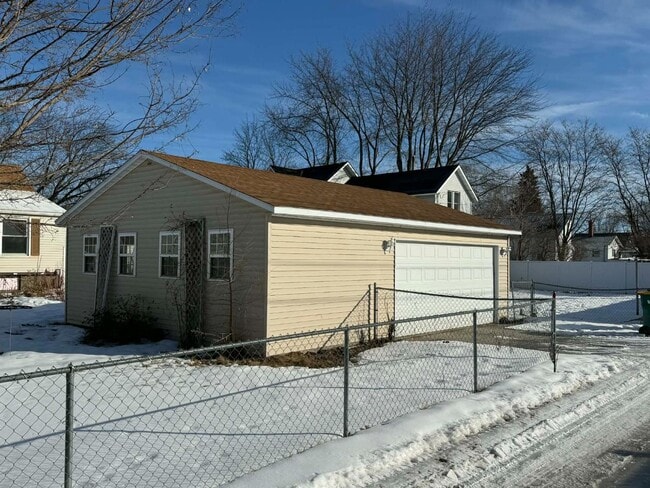 Building Photo - 208 Bird St