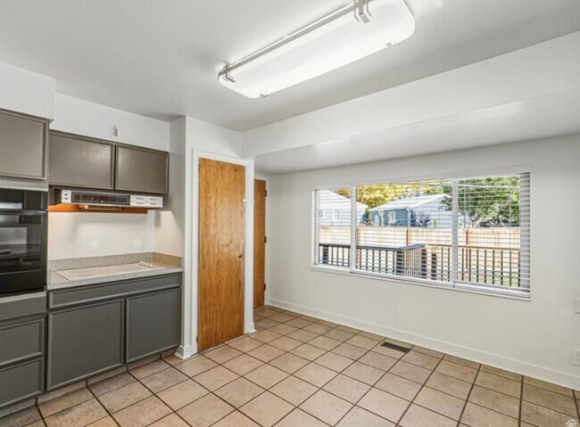 Building Photo - 2036 Highland View Cir