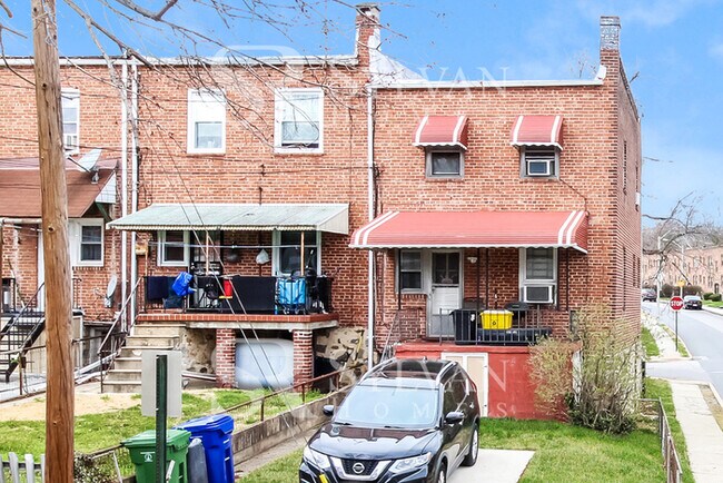 Building Photo - Charming 3BR Townhome