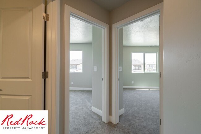 Building Photo - 4 Bedroom, 2.5 Bathroom Townhome in Hurric...