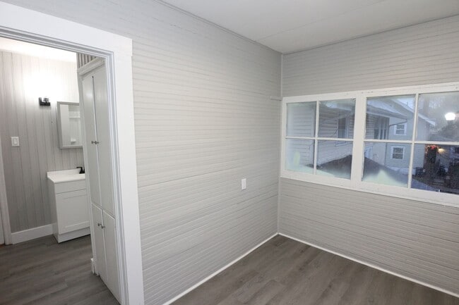 Building Photo - Large Frankfort Home!