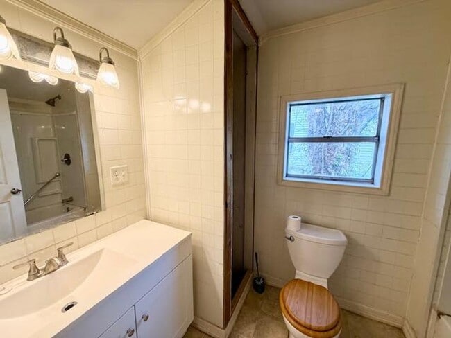 Building Photo - 907 N Harrison St