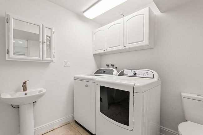 Building Photo - Spacious 4 Bedroom Home in Quiet Orem Neighborhood