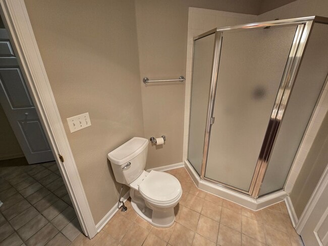 Building Photo - Fresh 2 bedroom, 2 bathroom condo located in Meadows on the Parkway in the heart of Boulder.