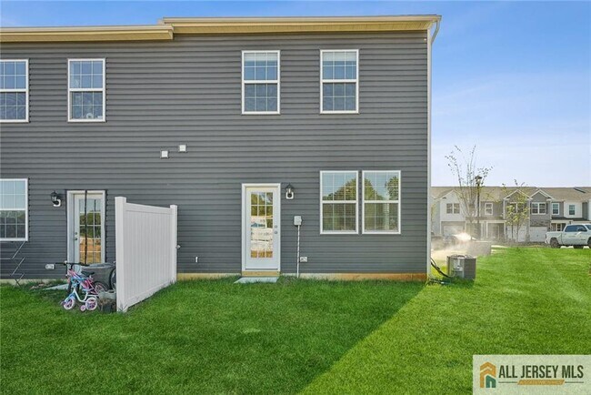 Building Photo - 25 Elliot Ln