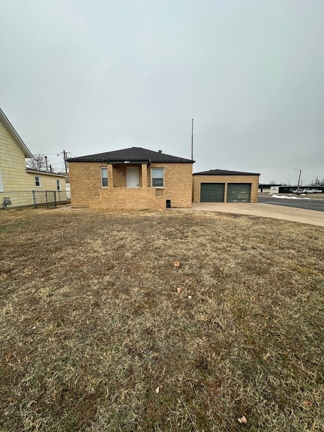 Primary Photo - 2 Bedroom, 1 Bath House w/ Basement and Do...