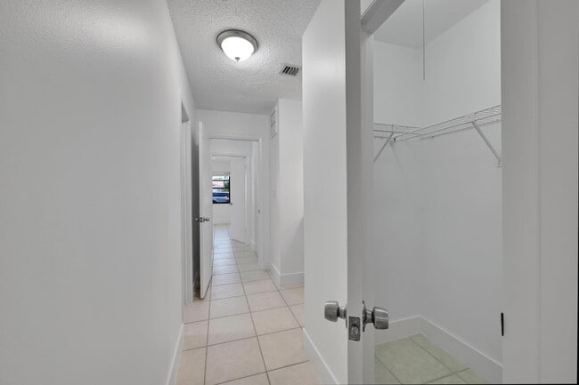 Building Photo - 498 NE 42nd St