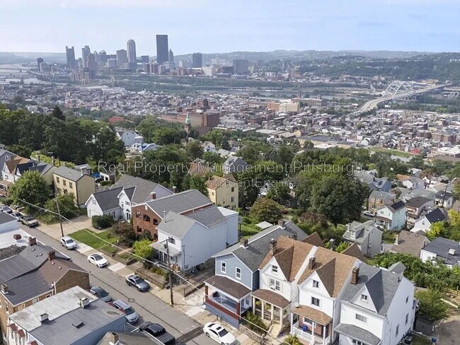 Building Photo - 2721 Cobden St