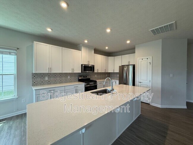 Building Photo - 2194 Schmidt Dr W