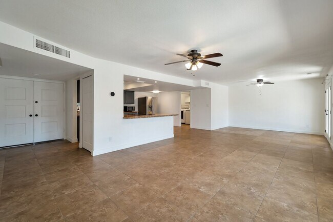 Building Photo - Amazing Tri-level close to ASU with Pool