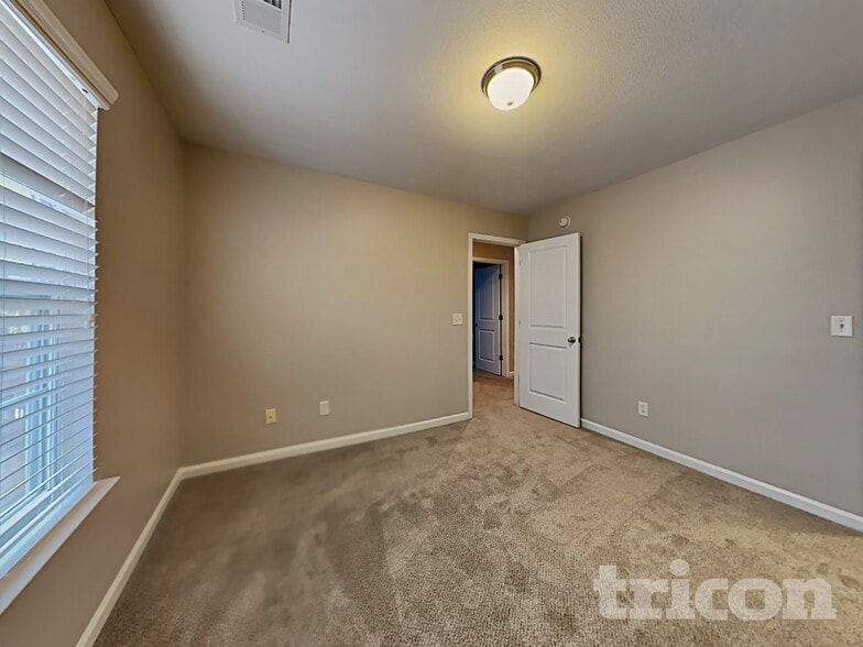 Building Photo - 461 Denman Loop