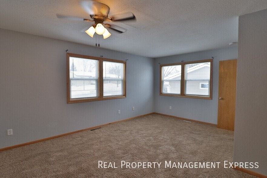 Building Photo - Spacious 3 Bedroom Duplex on the East Side...