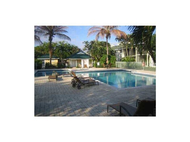 Building Photo - Updated 2 Bed/2 Bath Condo with Screened P...