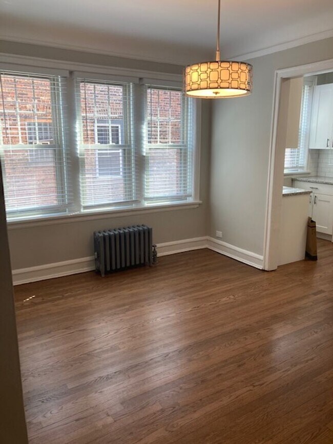 Building Photo - East Rogers Park One Bedroom **ONE MONTH FREE*