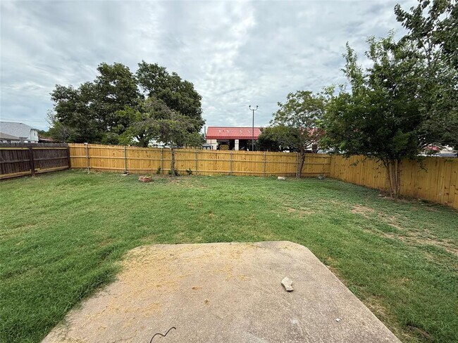 Building Photo - 916 Whitehall Dr