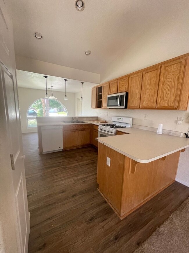 Building Photo - Beautiful 3 bedroom and 2 bath home ready for move in.