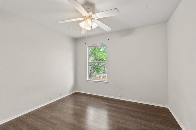 Building Photo - 2036 Kaiser Dr