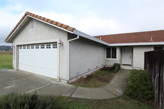 Building Photo - 3 Bedroom Home in Gated Lake California