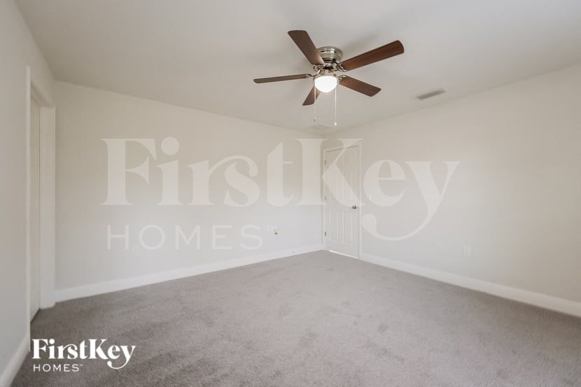 Building Photo - 3200 SE 5th St