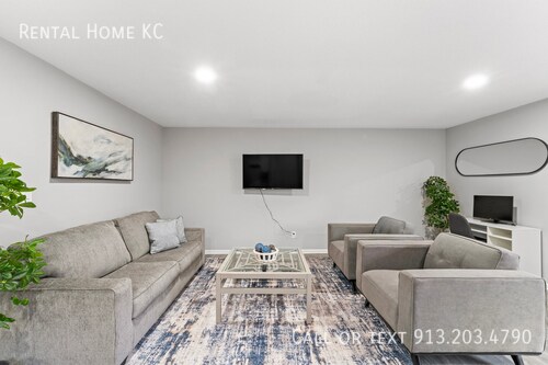 Building Photo - 10965 Gillette-