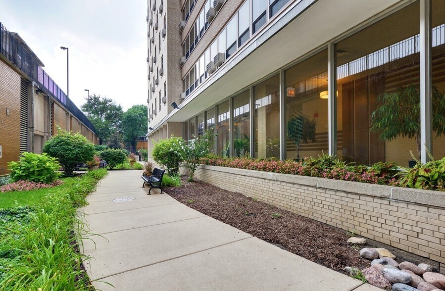 Building Photo - 3950 N Lake Shore Dr
