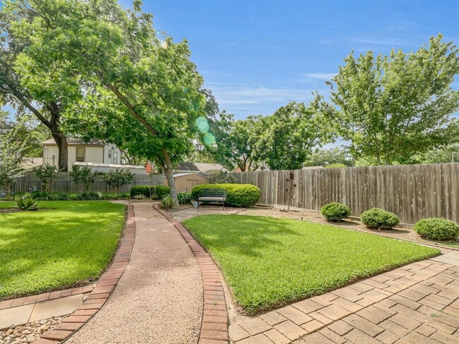 Building Photo - 805 Bluebonnet Ln
