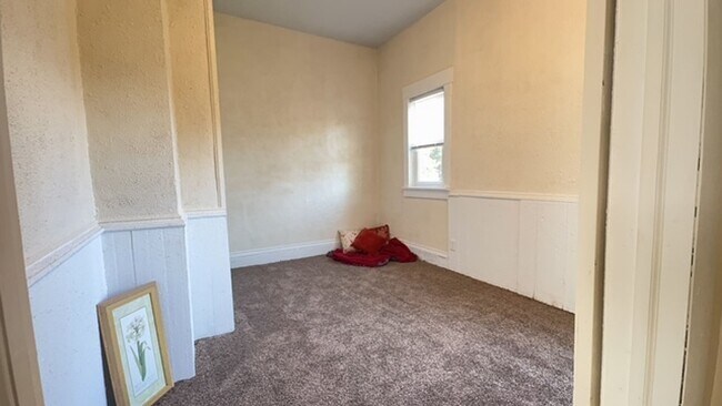 Building Photo - 629 Otter Ave