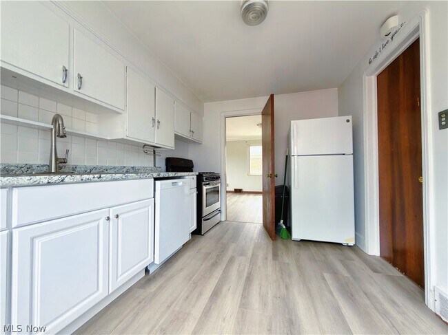 Building Photo - 14330 Lakewood Heights Blvd