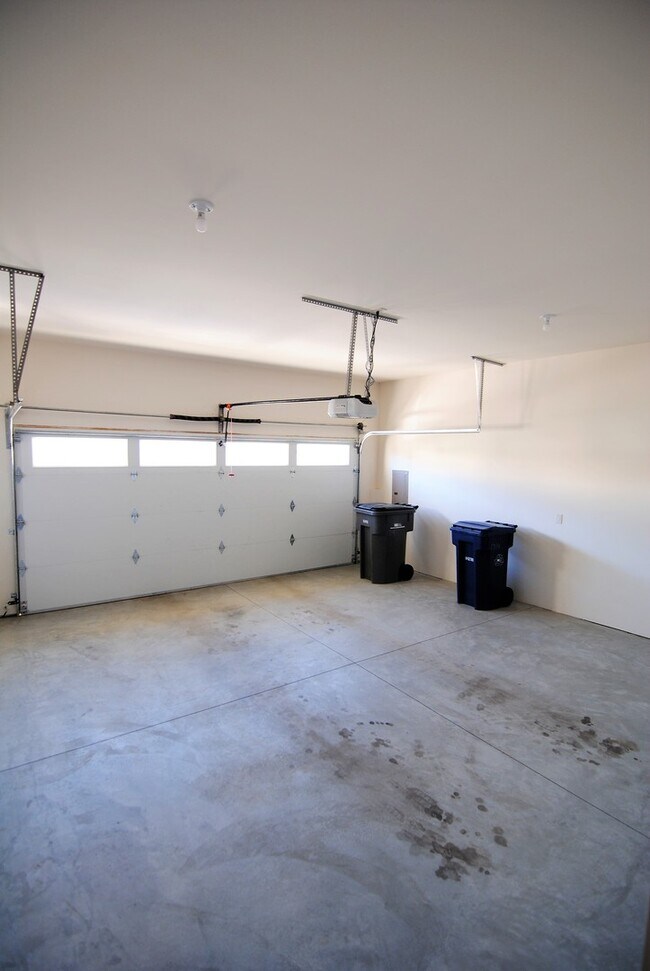 Building Photo - 1712/1714 Danny Boy Ln. Duplex