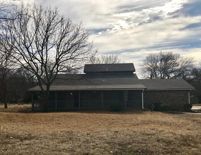 Primary Photo - Attractive 3 bed / 2 bath family home