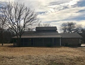 Building Photo - Attractive 3 bed / 2 bath family home
