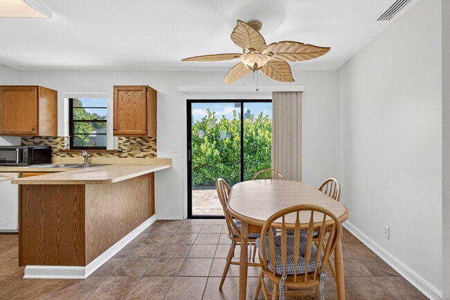 Building Photo - 6012 Hickory Dr