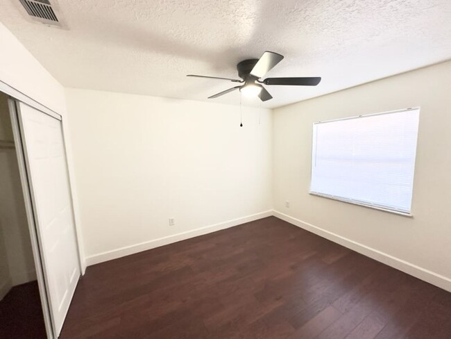 Building Photo - HALF OFF ONE MONTH'S RENT!!! Charming 2/1 ...