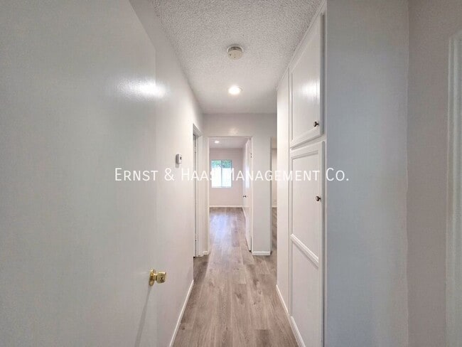Building Photo - 904 S Kenmore St