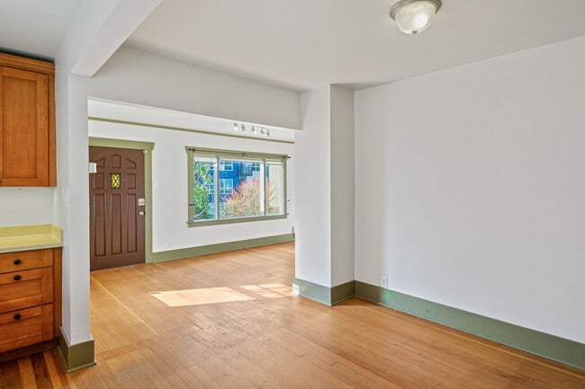 Building Photo - 950 Hiawatha Pl S