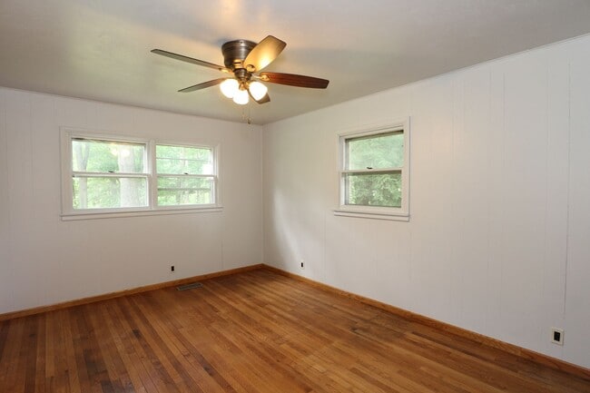 Building Photo - Country Rambler on Large Lot!
