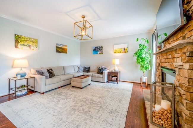 Building Photo - Stunningly Updated Home in Evergreen Meado...