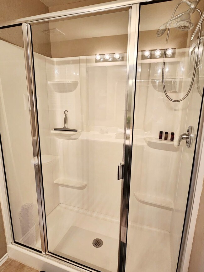 Building Photo - 9618 Silver Mist Way