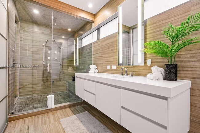 Building Photo - 310 SE 11th Ave