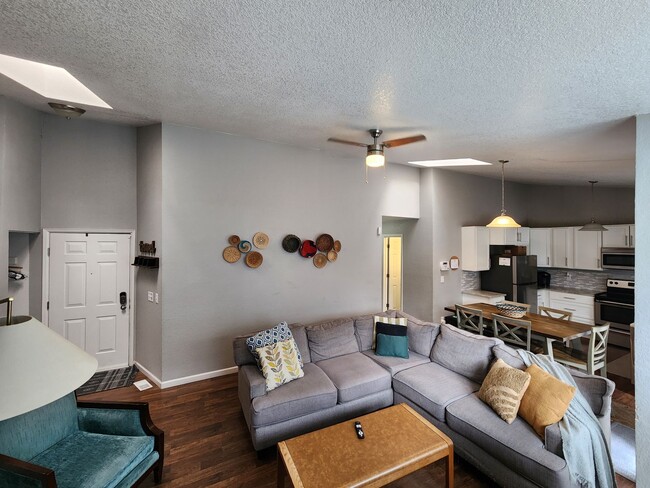 Building Photo - Stunning 3 Bed 1 Bath Unit With Deck!