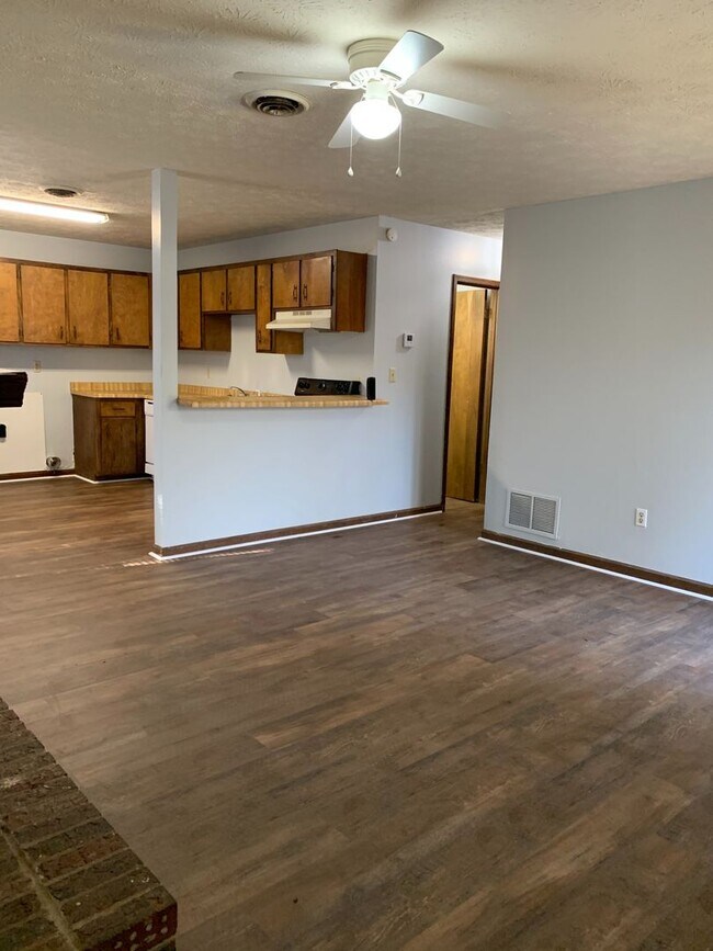 Building Photo - 2 Bedroom Duplex on Eastside!!