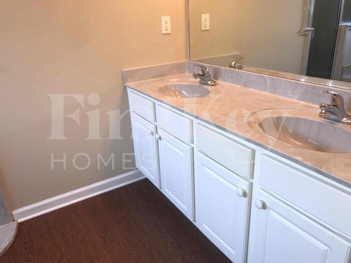 Building Photo - 995 Nesting Wood Cir W
