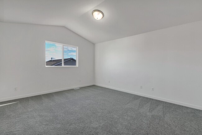 Building Photo - Silver Lake Home Available now