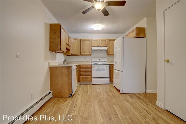 Building Photo - 2 br, 1 bath House - 13500 E Cornell Ave #102