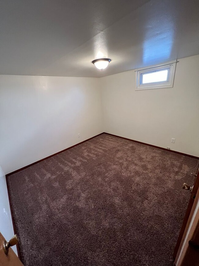 Building Photo - Remodeled 3 Bedroom 1 bathroom apartment