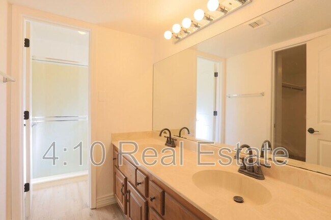 Building Photo - 951 E Leeward Ln