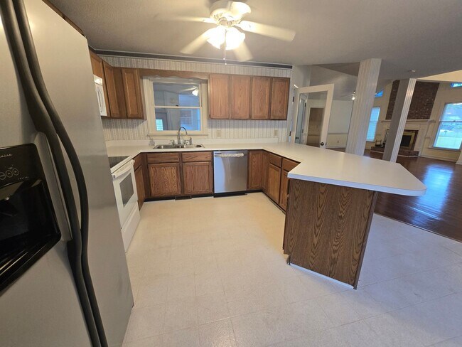 Building Photo - Quiet Neighborhood- Large Lot- Shed- Enclosed Sunroom! Community Pool & Tennis Courts!