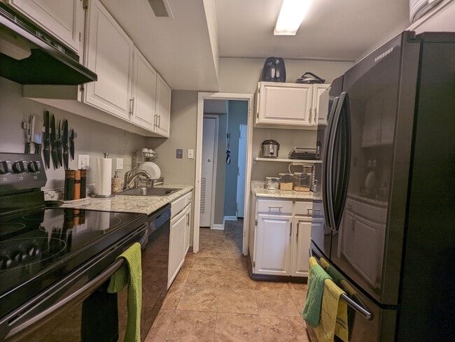 Kitchen - 3101 S Manchester St