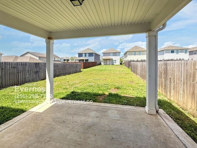 Building Photo - Spacious and Bright 3-Bedroom Home in a Co...
