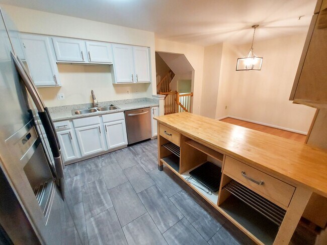 Building Photo - Charming and Updated 3BR/2.5BTH townhome in desirable Germantown, MD